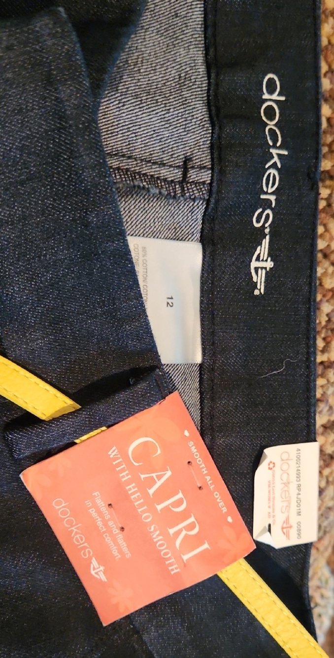 Dockers Women's Capris with Yellow Belt NWT